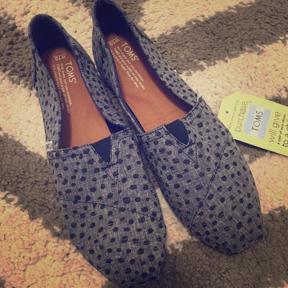 Toms classic canvas shoes